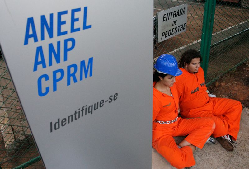 Membros do greenpeace manifestando na Agência de Energia Aneel, em Brasília.