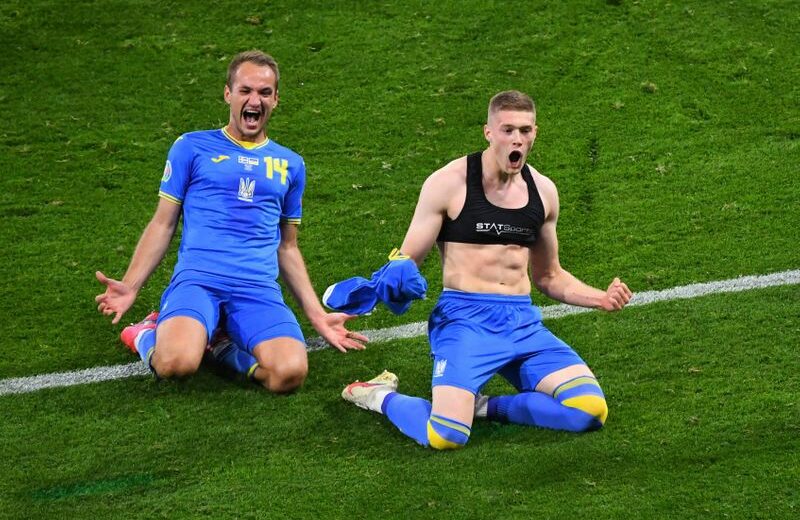 Artem Dovbyk comemora gol com Yevhenii Makarenko