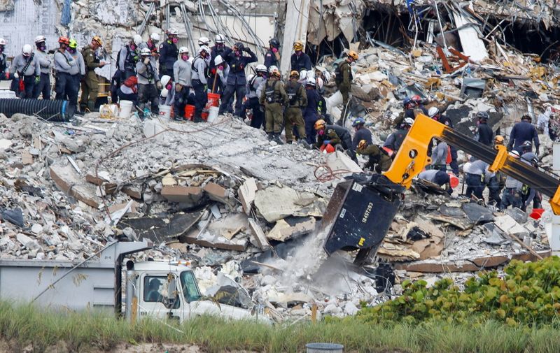 Buscas em prédio que desabou em Surfside