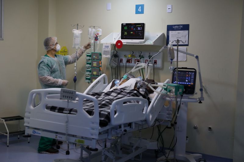 Trabalhador da saúde atende paciente com coronavírus em Unidade de Terapia Intensiva (UTI) do Hospital Ronaldo Gazolla, no Rio de Janeiro