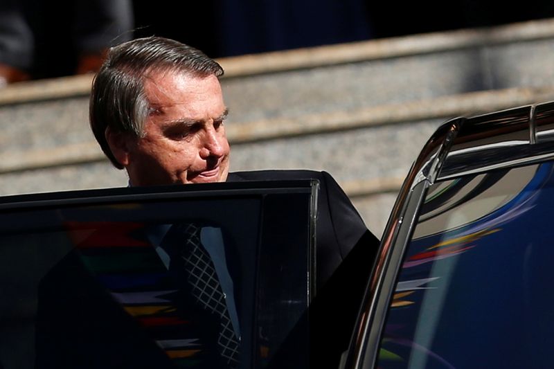 Bolsonaro deixa igreja em Brasília
