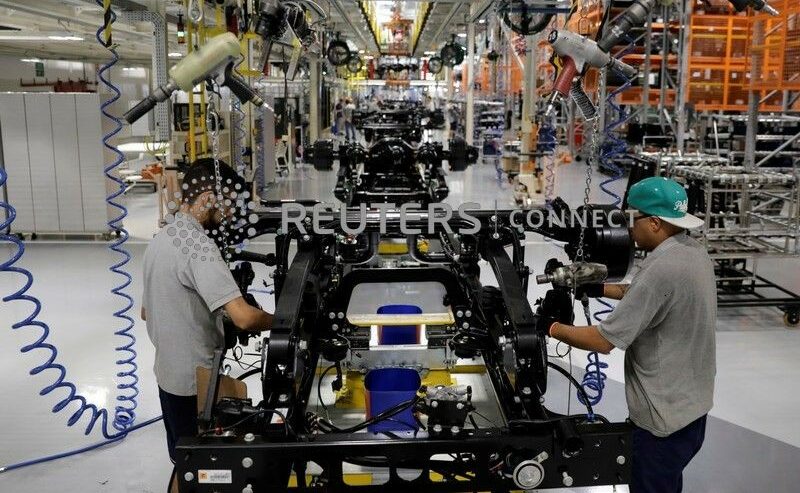 Homens trabalham em linha de montagem de caminhões da Mercedes Benz em São Bernardo do Campo, SP