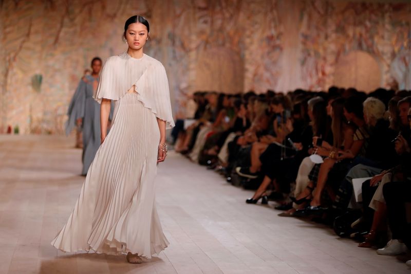 Desfile da Dior em Paris celebra a moda de perto após interrupção pela pandemia