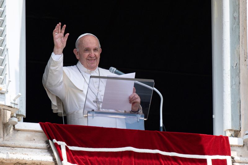 Papa Francisco acena pata fiéis no Vaticano