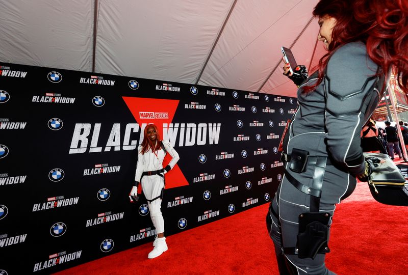 Krystal Jackson posa para foto em evento especial para fãs do filme “Viúva Negra”, em Los Angeles