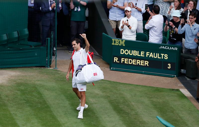 Roger Federer acena para torcedores ao deixar a quadra após ser derrotado nas quartas de final em Wimbledon