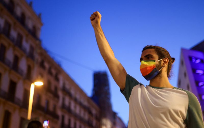 Ativista LGBT+ protesta em Barcelona, na Espanha, após a morte de Samuel Luiz Ativista LGBT+ protesta em Barcelona, na Espanha, após a morte de Samuel Luiz