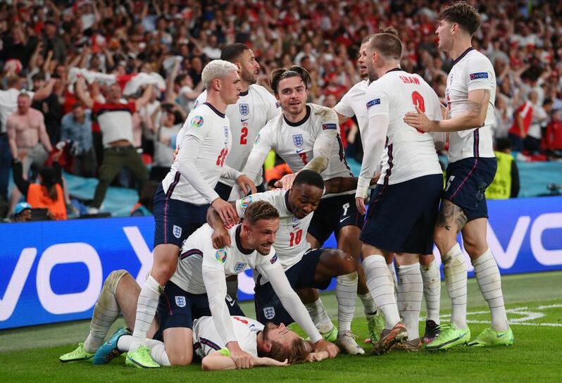 Jogadores da Inglaterra comemoram gol de Harry Kane contra a Dinamarca