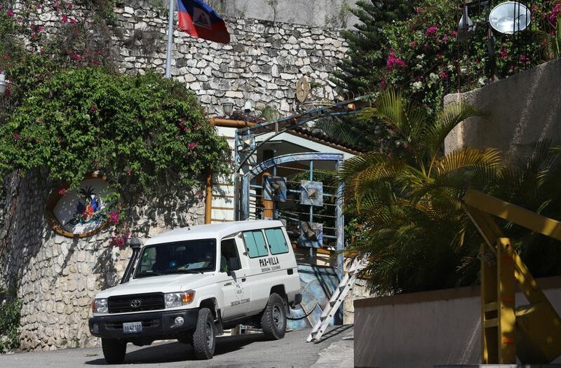 Carro funerário deixa área residencial onde presidente do Haiti foi assassinado em Porto Príncipe