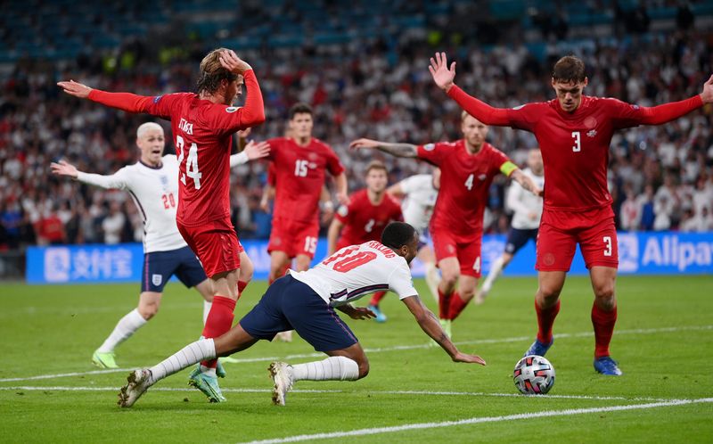 Raheem Sterling cai na área durante partida entre Inglaterra e Dinamarca pela semifinal da Eurocopa