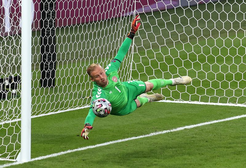 Kasper Schmeichel durante partida entre Dinamarca e Inglaterra pela Eurocopa