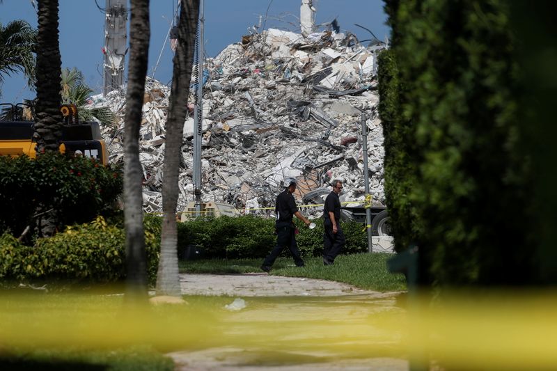 Destroços de prédio que desabou na região de Miami