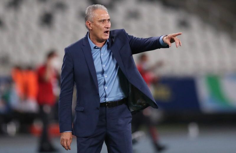 Técnico Tite em partida da seleção brasileira