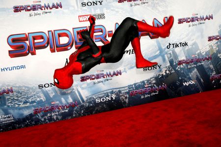 Pessoa vestida de Homem-Aranha no tapete vermelho de pré-estreia do filme em Los Angeles