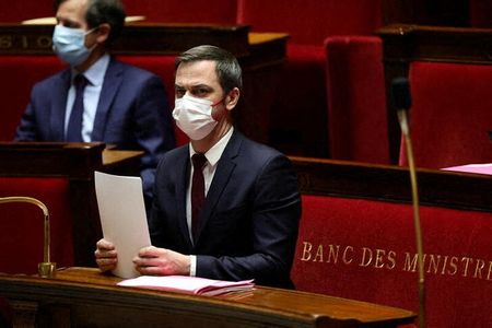 Parlamentares franceses discutem na Assembleia Nacional, em Paris, projeto de lei que pode exigir passaporte da vacina