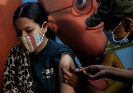 Menina recebe dose de vacina contra Covid-19 durante campanha de vacinação de adolescentes de entre 15 e 18 anos em Nova Délhi