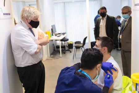 Premiê britânico, Boris Johnson, visita centro de vacinação contra Covid-19 em Milton Keynes