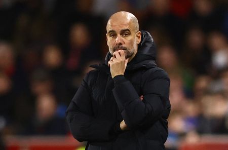 Pep Guardiola durante partida do Manchester City contra o Brentford pelo Campeonato Inglês