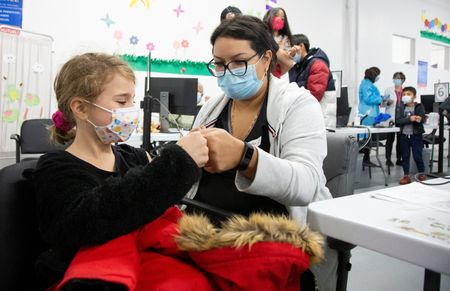 Criança recebe vacina contra Covid-19 em Montreal, no Canadá