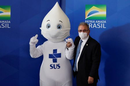 Ministro Marcelo Queiroga posa para foto ao lado do mascote Zé Gotinha