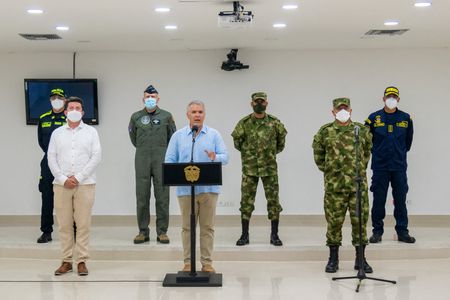 Presidente colombiano, Iván Duque, faz pronunciamento, ao lado de líderes militares, sobre confrontos
