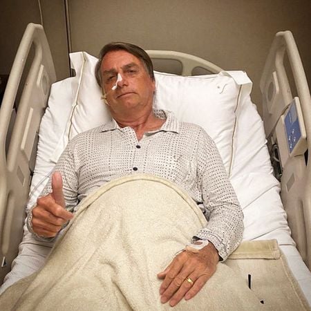 Presidente Jair Bolsonaro em leito de hospital em São Paulo
