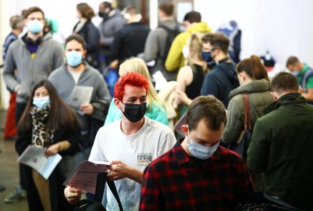 Pessoas fazem fila em centro de vacinação contra a Covid-19 em Londres