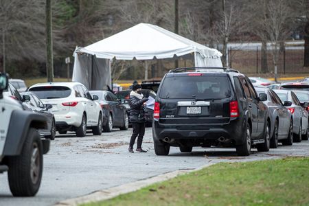 Carros fazem fila em centro de testagem drive-thru em Atlanta, nos Estados Unidos