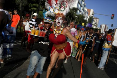 Foliões em bloco de rua no pré-carnaval no Rio de Janeiro