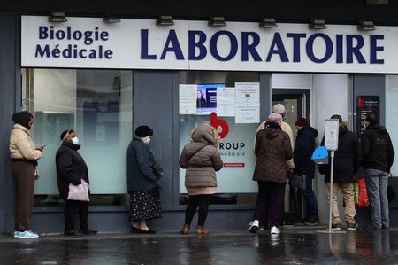 Fila para teste de Covid-19 em Paris, França