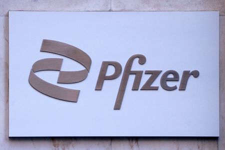Logo da Pfizer do lado de fora do prédio da empresa em Nova York