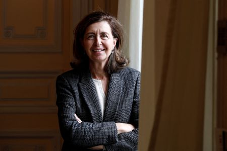 Monique Eloit, diretora-geral da Organização Mundial de Saúde Animal, posa para foto na sede da entidade em Paris