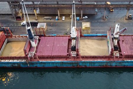 Embarque de soja no porto de Paranaguá