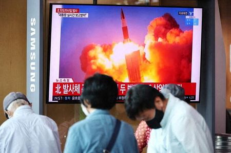 Pessoas assistem à transmissão de reportagem na televisão de Seul, na Coreia do Sul, sobre disparada de míssil pela Coreia do Norte
