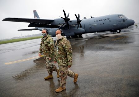 Soldados dos EUA em base aérea do país em Fussa, no Japão