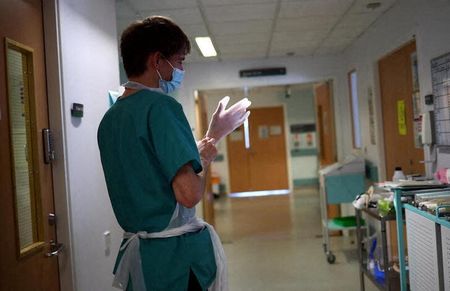 Profissional da saúde em hospital em Blackburn, no Reino Unido