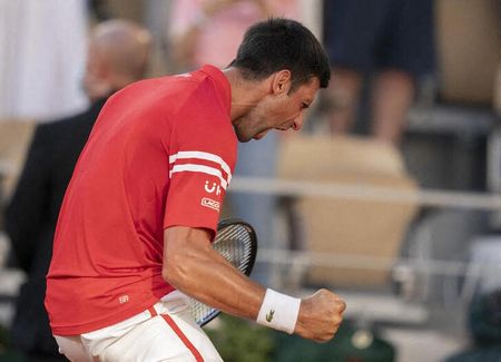 Tenista sérvio Novak Djokovic celebra vitória no Roland Garros, em Paris, França