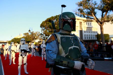 Homem vestido de Boba Fett  em desfile de personagens de Star Wars em Túnis