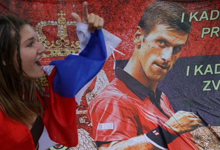 Apoiadora de Djokovic do lado de fora do hotel onde o jogador está detido em Melbourne