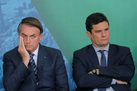 Presidente Jair Bolsonaro ao lado do então ministro da Justiça, Sergio Moro, durante cerimônia no Palácio do Planalto em 2019