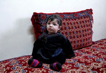 Bebê Sohail Ahmadi é fotografado na casa de Hamid Safi, em Cabul