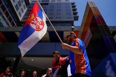 Apoiadores de Djokovic do lado de fora de tribunal em Melbourne na Austrália