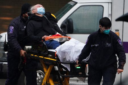Paciente é levado para hospital durante a pandemia de Covid-19 em Nova York