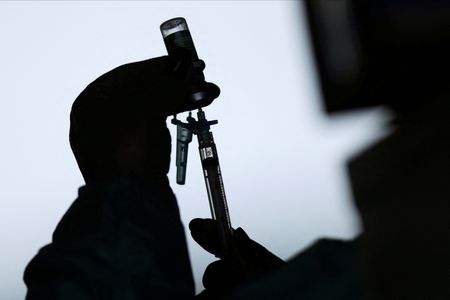 Profissional de saúde prepara dose de vacina contra Covid-19 para aplicação em Brasília