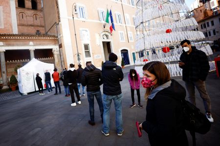 Pessoas em fila para testagem da Covid-19 em Roma, na Itália