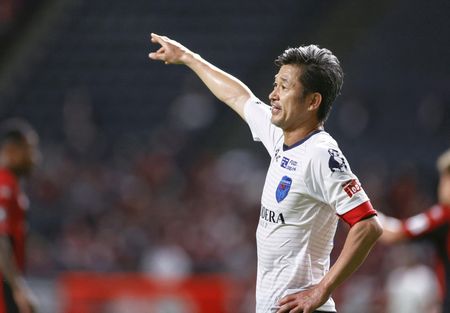 Kazuyoshi Miura gesticula durante partida do Yokohama FC contra o Hokkaido Consadole Sapporo, em Sapporo, no Japão