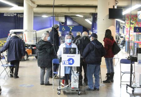 Centro de vacinação contra Covid-19 em estádio olímpico de Montreal, em Quebec, no Canadá Centro de vacinação contra Covid-19 em estádio olímpico de Montreal, em Quebec, no Canadá