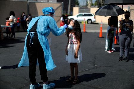 Alisson Argueta, de 8 anos, faz teste de Covid-19 no retorno às aulas em Los Angeles