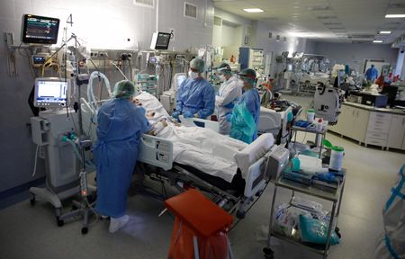 Médicos tratam paciente com Covid-19 em hospital em Varsóvia