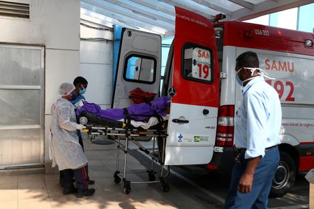 Paciente com suspeita de Covid-19 chega de ambulância a hospital em Duque de Caxias, no Rio de Janeiro